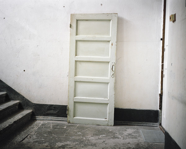  Drzwi przyłożone do ściany w bloku mieszkaniowym.